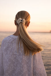 Glairy valge scrunchie patsikumm 