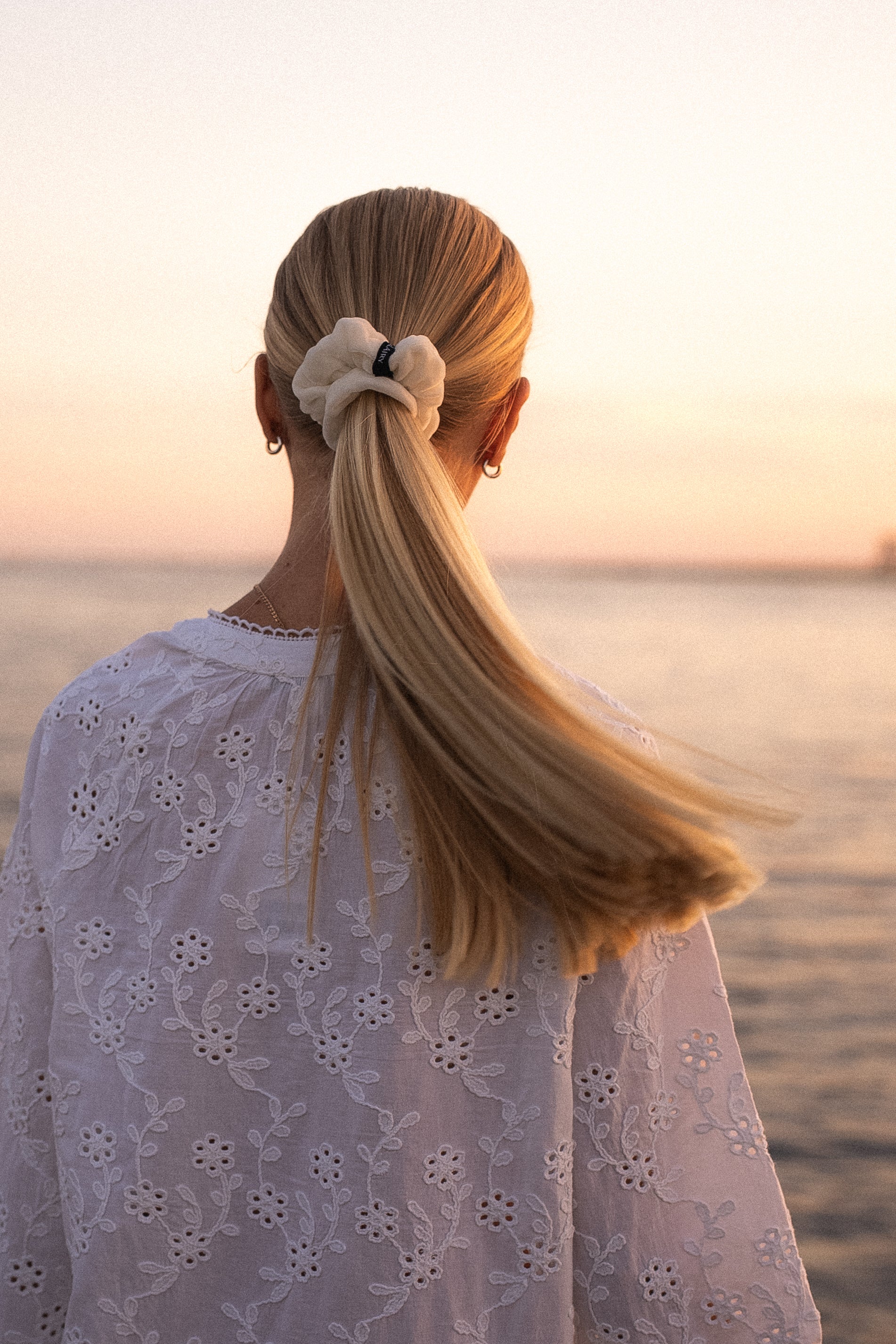 Glairy valge scrunchie patsikumm 