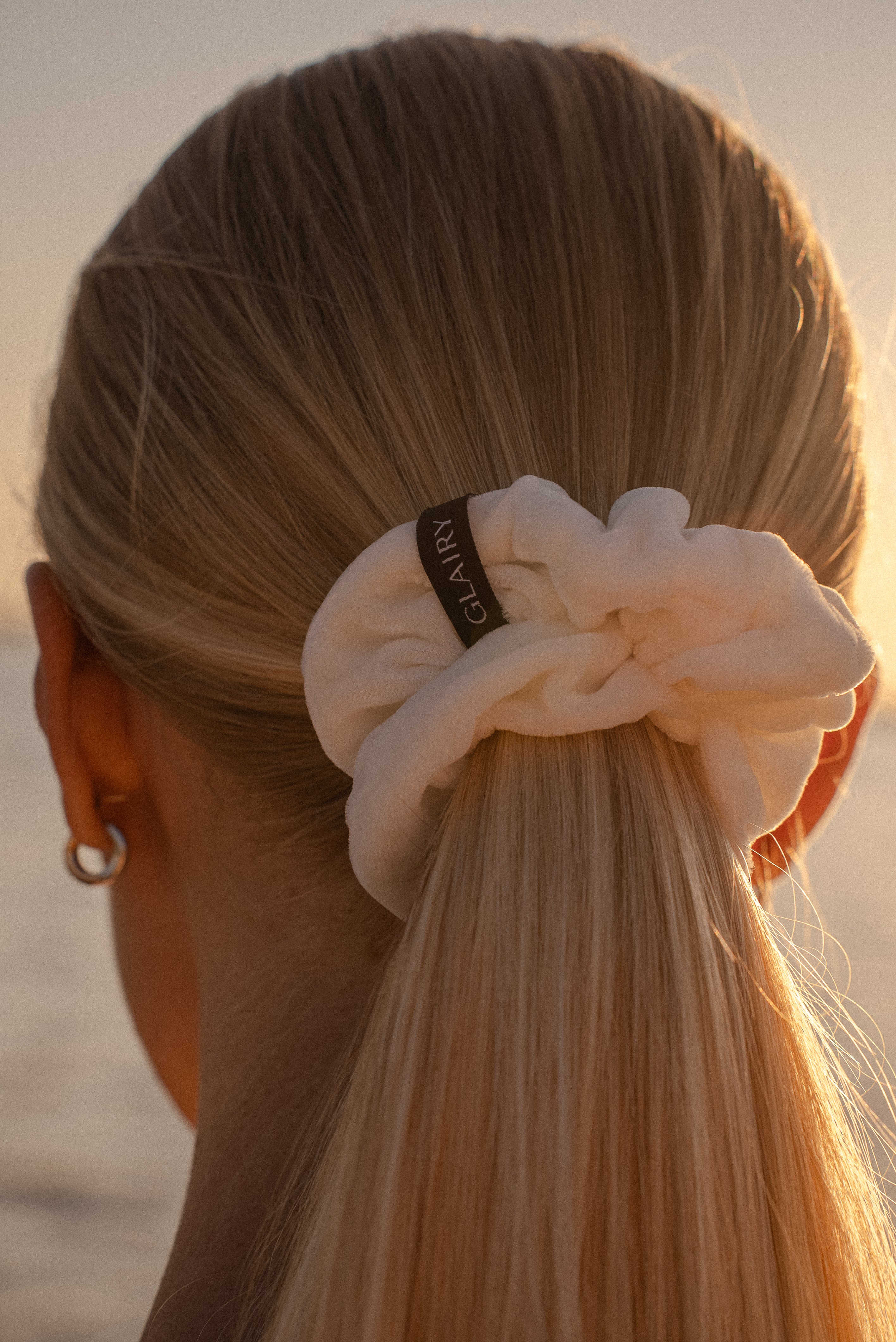 Valge scrunchie patsikumm